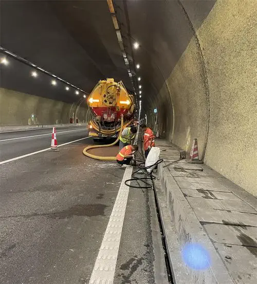 阿拉善右隧道排水渠清淤